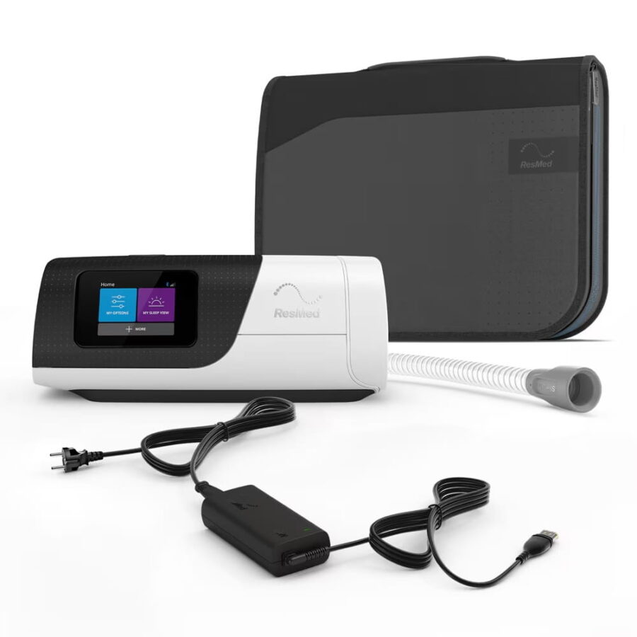 Aparat CPAP ResMed z kolorowym wyświetlaczem, przewodem, zasilaczem i pokrowcem.