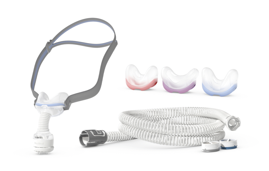 Maska CPAP z opaską na głowę, wymienne poduszki nosowe, giętki przewód i dwa filtry.