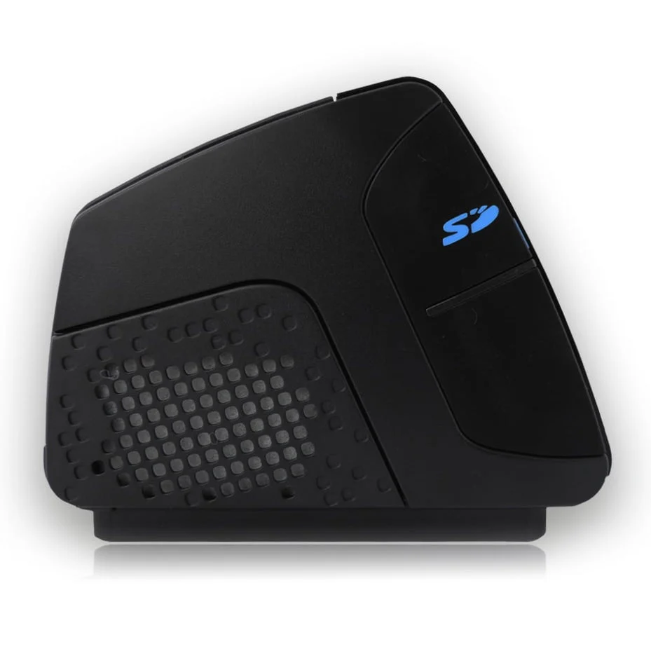 resmed-airsense-10-cpap-filter-cover-installed Czarny czytnik kart SD z niebieskim logo, widok z boku.