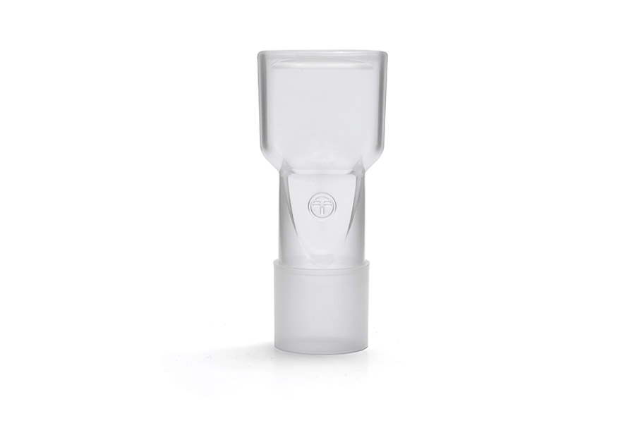 Przezroczysty plastikowy adapter do inhalatora na białym tle.