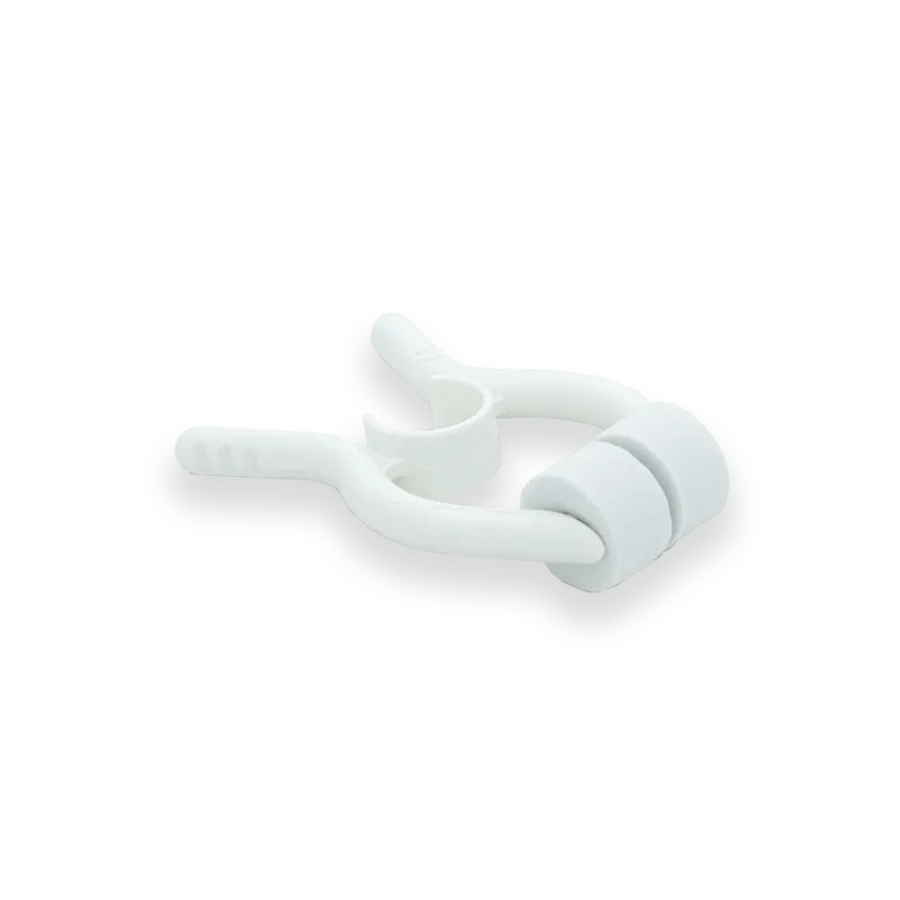 Biały klips do nosa z piankowymi poduszkami, używany do pływania lub nurkowania.