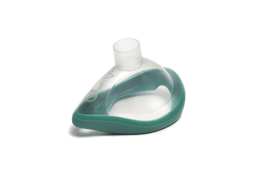 Przezroczysta medyczna maska tlenowa z zieloną uszczelką, widok na białym tle.