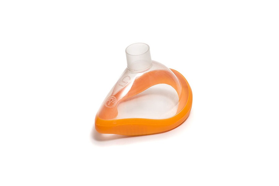 Przezroczysta maska tlenowa z pomarańczową krawędzią, widok z boku na białym tle.